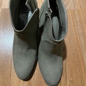 Women’s boots size 8